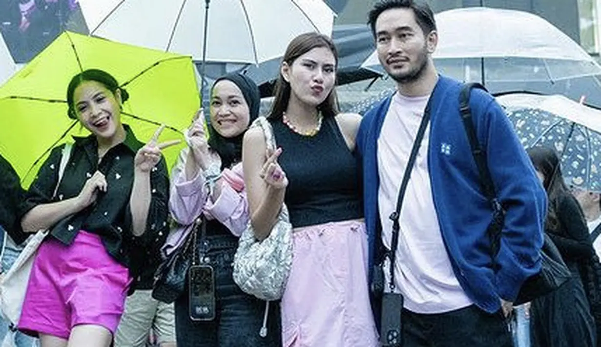 <p>Nagita tampil dengan atasan lengan panjang bermotif. Menurut @fanpage_nagitaslavina, Nagita tampil mengenakan atasan dari brand Sandro Paris seharga Rp6 jutaan. [@syahnaz]</p>