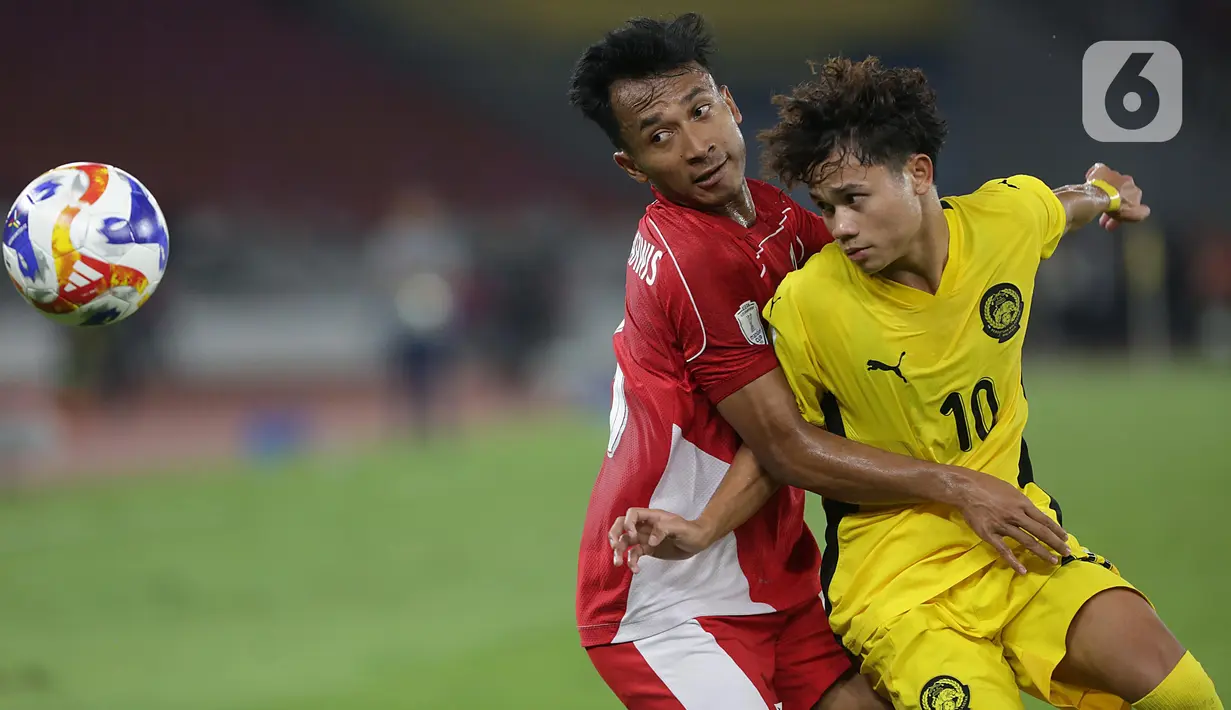 Pemain Timnas Indonesia U-23, Robi Darwis (kiri) berebut bola dengan Mohammad Haykal Danish Bin Mohd Haizon (Malaysia) pada laga lanjutan Grup A Piala AFF U-23 2025 di Stadion Utama Gelora Bung Karno, Jakarta, Senin (21/7/2025). (Liputan6.com/Helmi Fithriansyah)