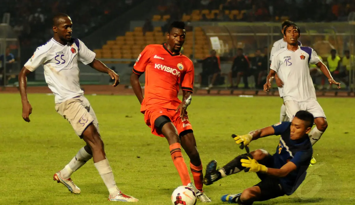 Penyerang Persija, Foday Boakay (tengah) mencoba mengecoh penjaga gawang Persik Kediri, M Sandy Firmansyah saat berlaga di stadion GBK Jakarta, (30/5/2014). (Liputan6.com/Helmi Fithriansyah) 