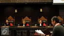 Hakim Konstitusi, Patrialis Akbar (tengah) mendengarkan kesaksian saksi ahli saat sidang uji materi UU KPK di Gedung MK, Jakarta (10/6/2015). Bambang ditetapkan tersangka atas kasus mengarahkan kesaksian palsu, Juni 2010 silam. (Liputan6.com/Johan Tallo)