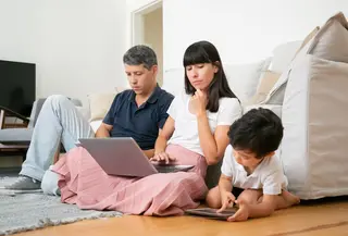 Beberapa cara agar orang tua dapat menyelesaikan masalah tanpa melibatkan anak. (foto: pch.vector/freepik)