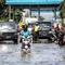 Kendaraan bermotor melintasi jalan yang tergenang air rob (banjir pasang air laut) di Kawasan Pasar Ikan Muara Baru, Jakarta, Kamis (4/6/2020). Banjir rob di Pelabuhan Muara Baru tersebut terjadi akibat cuaca ekstrem serta pasangnya air laut. (Liputan6.com/Faizal Fanani)