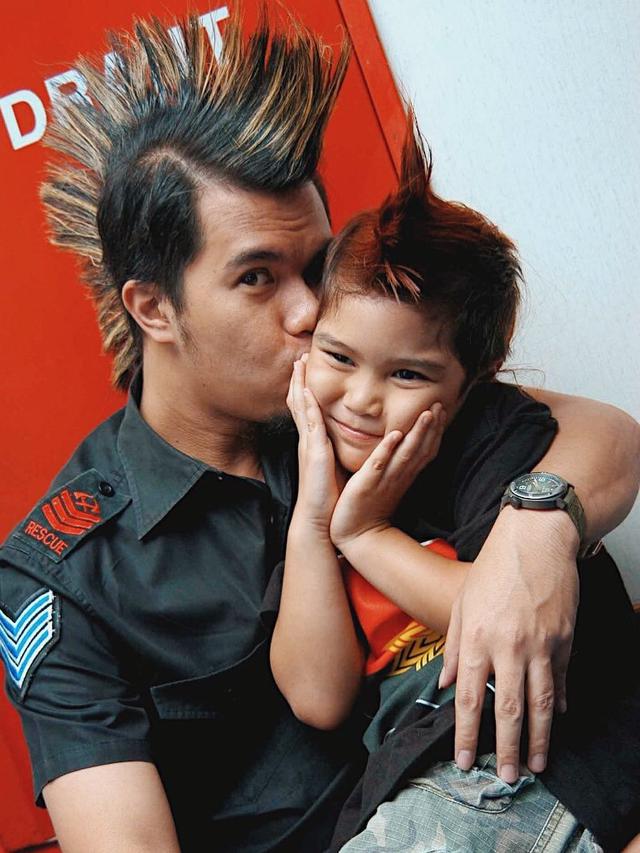 6 Potret Masa Kecil El Rumi, Menggemaskan dengan Rambut Gondrong