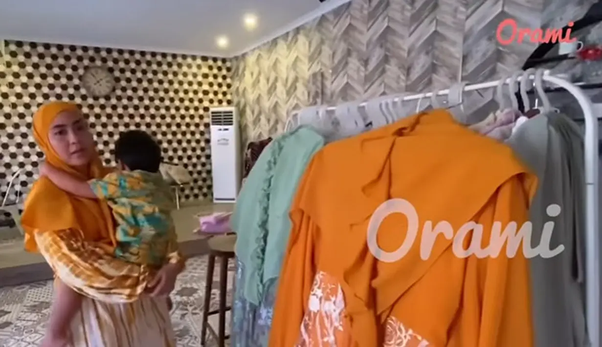 Rumah Ustaz Solmed dan Aprile Jasmin (Youtube/Orami Indonesia)