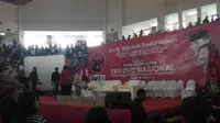 Ketua Umum PDIP Megawati Soekarnoputri saat tiba di GOR Ciracas, Jakarta Timur, lokasi try out SBMPTN. (Liputan6.com/Moch Harun Syah)