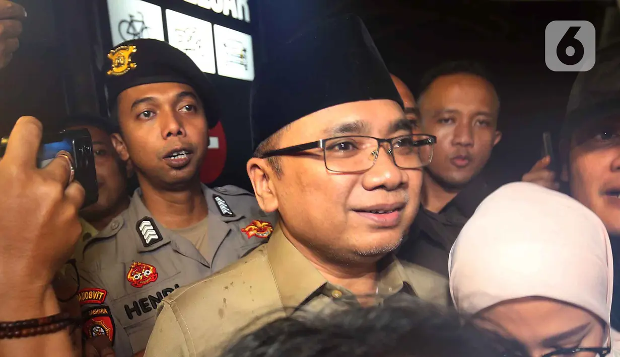 Dalam perkara ini, KPK menduga ada penyelewengan dalam pembagian 20.000 kuota tambahan yang diberikan pemerintah Arab Saudi. Tampak dalam foto, mantan Menteri Agama Republik Indonesia, Yaqut Cholil Qoumas, saat meninggalkan Gedung Komisi Pemberantasan Korupsi (KPK), Jakarta, Selasa (16/12/2025). (Liputan6.com/HelmiFithriansyah)