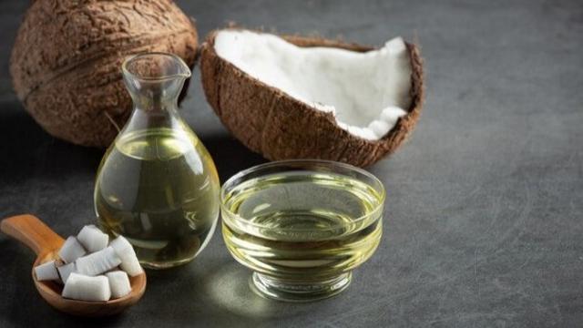 Minyak Kelapa (Sumber: freepik.com/jcomp)