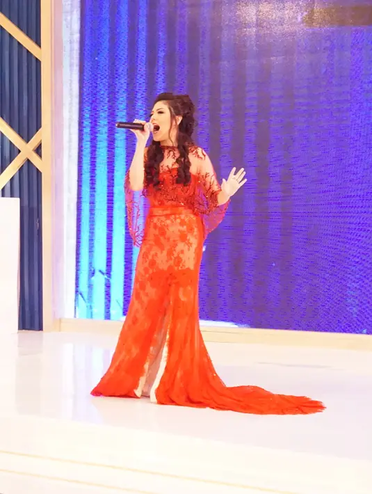 Perayaan tahun Baru Imlek juga pastinya dirayakan oleh Tina Toon yang memang kental keturunan Cina. Bicara soal dress, punya Tina Toon ini juga sangat keren dipakai saat pesta perayaan Imlek. (Instagram/tinatoon101)