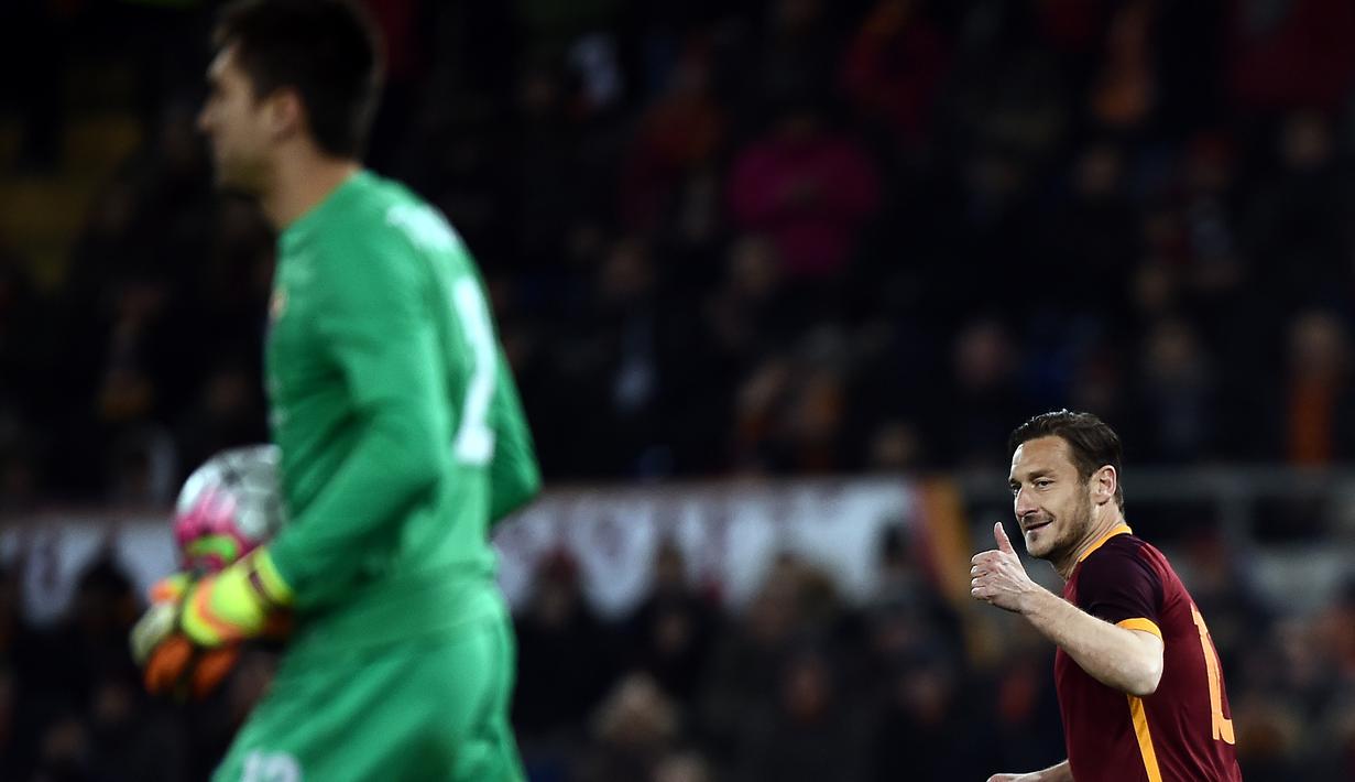 Ekspresi pemain AS Roma, Francesco Totti, saat pertandingan melawan Fiorentina pada laga Serie A Italia di Stadion Olimpico, Roma, Sabtu (5/3/2016) dini hari WIB. (AFP/Filippo Monteforte)