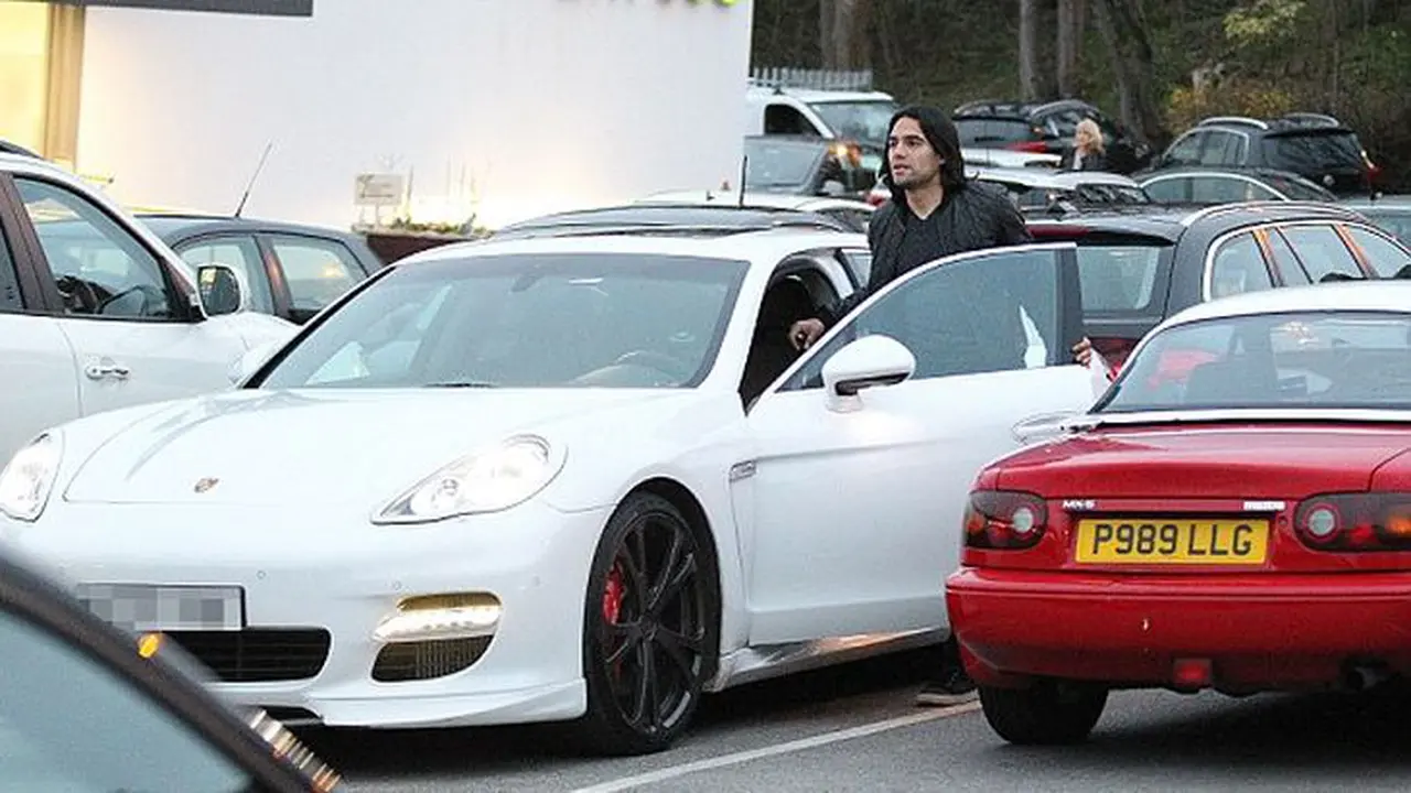 Hilangkan Galau, Falcao Pilih Keluyurab Dengan Porsche Panamera