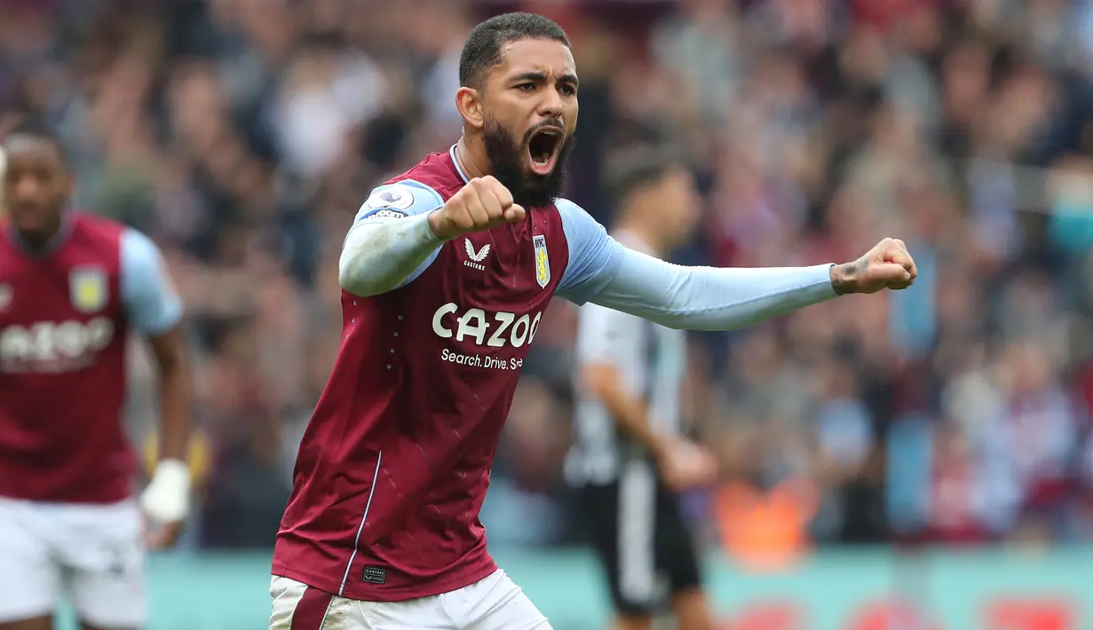 Selebrasi gelandang Aston Villa, Douglas Luiz setelah berakhirnya laga Liga Inggris 2022/2023 menghadapi Newcastle United di Villa Park, Birmingham (15/4/2023). Douglas Luiz yang didatangkan dari Manchester City pada awal musim 2019/2020 mampu mencetak 4 gol dan 5 assist bagi Aston Villa dari 32 laga di Liga Inggris 2022/2023. (AFP/Geoff Caddick)