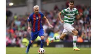Aksi Lionel Messi dengan rambut emas saat melawan Celtic. (Reuters/Clodagh Kilcoyne)