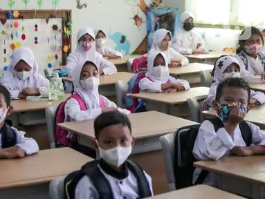 Sejumlah murid mengikuti pelajaran di SDN Cibubur 04, Jakarta, Jumat (13/5/2022). Kegiatan belajar di sekolah yang mencakup wilayah DKI Jakarta, Banten, dan Jawa Barat kembali dimulai pascalibur Lebaran. (Liputan6.com/Faizal Fanani)