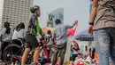 Warga melewati pedagang kaki lima (PKL) yang berjualan di kawasan car free day (CFD), Bundaran HI, Jakarta, Minggu (4/8/2019). Banyaknya PKL yang berjualan tidak pada tempatnya membuat semrawut dan mengganggu aktivitas olahraga. (Liputan6.com/Faizal Fanani)