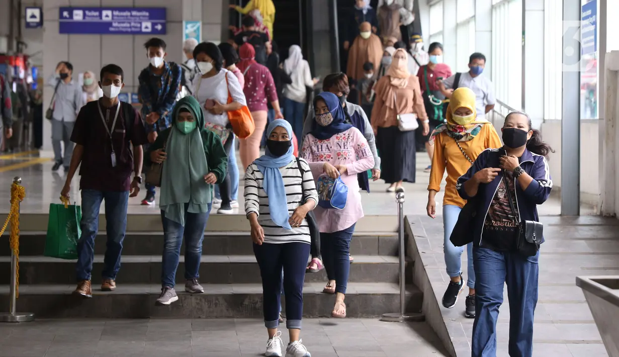 Penumpang berjalan keluar Stasiun Tanah Abang, Jakarta, Selasa (16/11/2021). Pemerintah telah memperpanjang kebijakan Pemberlakuan Pembatasan Kegiatan Masyarakat (PPKM) Jawa-Bali mulai 16-29 November 2021. (Liputan6.com/Angga Yuniar)