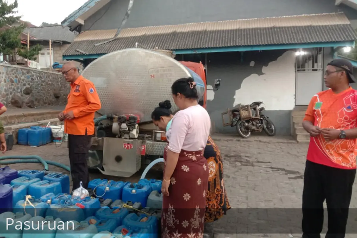 Petugas BPBD menyalurkan air bersih untuk warga kekeringan di Pasuruan. (Kominfo Pasuruan)