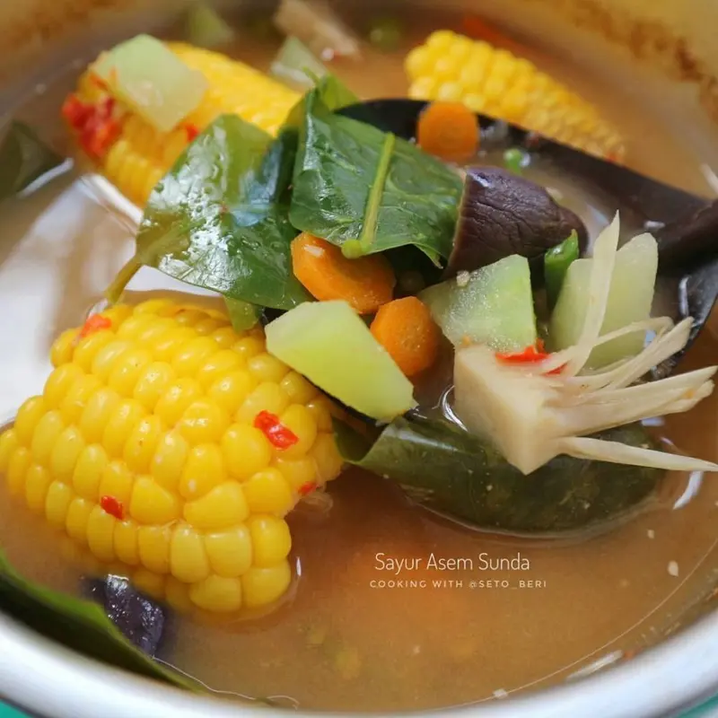 Semangkuk sayur asem sunda dengan tetelan sapi, jagung, hingga kacang panjang