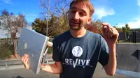 Tak Biasa, Pria Ini Jadikan Macbook Pro Sebagai Skateboard