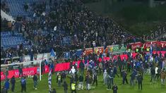 Berita video laga Liga Portugal, Estoril vs Porto, ditunda karena dinding tribun yang retak. This video presented by BallBall.