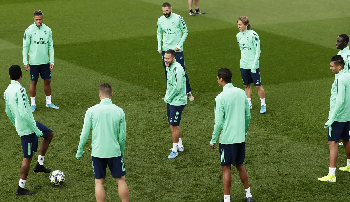 Gelandang Real Madrid, Eden Hazard (tengah) tertawa bersama rekan-rekannya selama latihan tim di Valdebebas di Madrid, Spanyol (5/11/2019). Real Madrid akan melawan wakil Turki, Galatasaray pada Grup A Liga Champions di Estadio Santiago Bernabeu. (AP Photo/Manu Fernandez)