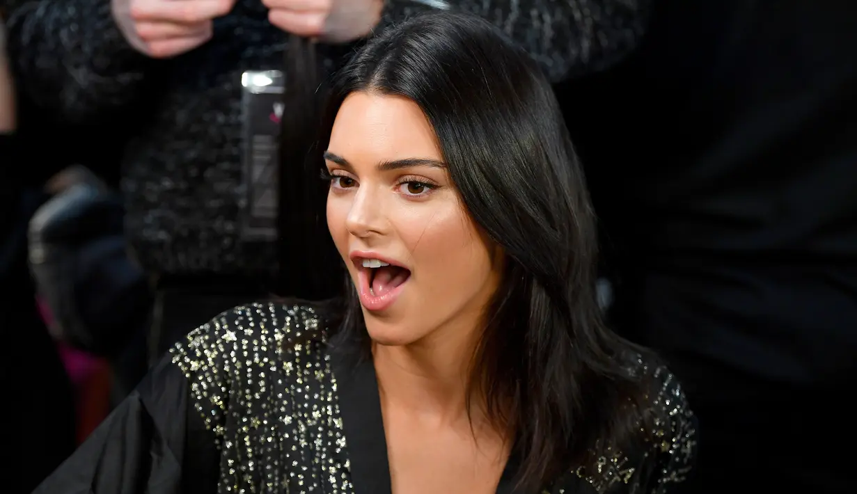 Model Kendall Jenner saat berada di belakang panggung Victoria's Secret Fashion Show 2018 di Pier 94 di New York, AS (8/11).  (AFP Photo/Getty Images/Dia Dipasupil)