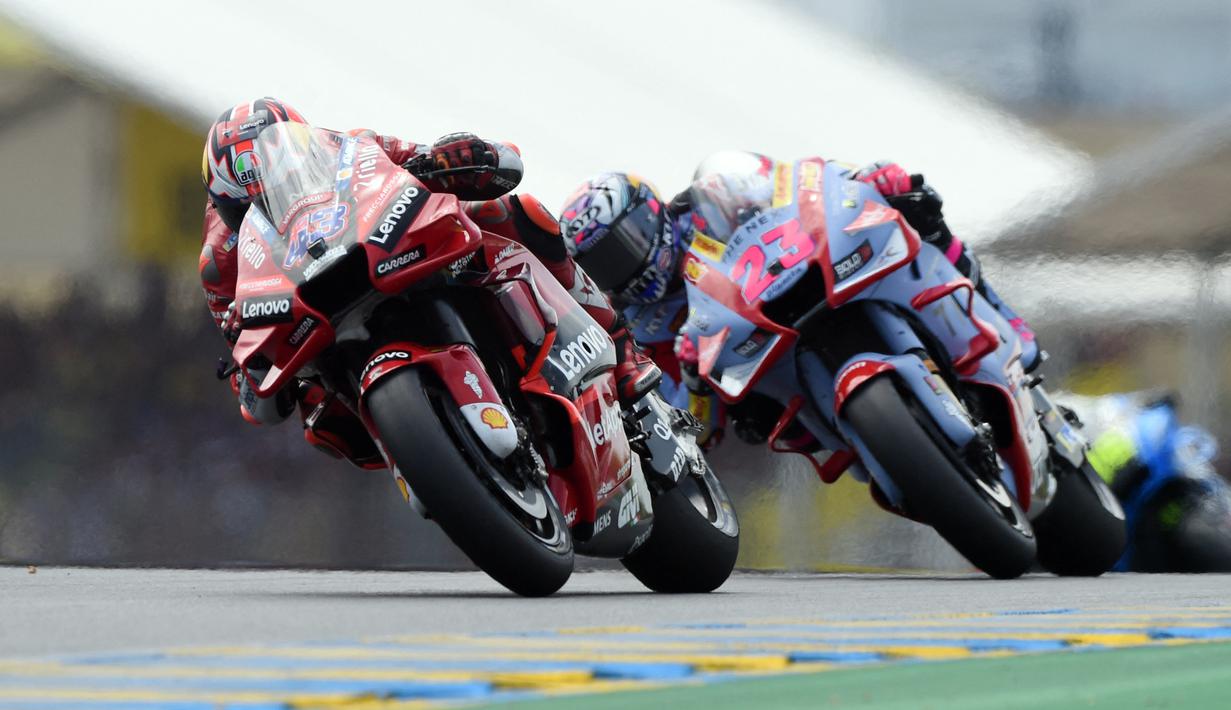 Pembalap Ducati Lenovo Jack Miller mengendarai motornya di depan pembalap Gresini Racing Enea Bastianini pada MotoGP Prancis 2022 di Sirkuit Bugatti, Le Mans, Prancis, 15 Mei 2022. Enea Bastianini berhasil menang dramatis di MotoGP Prancis 2022. (JEAN-FRANCOIS MONIER/AFP)