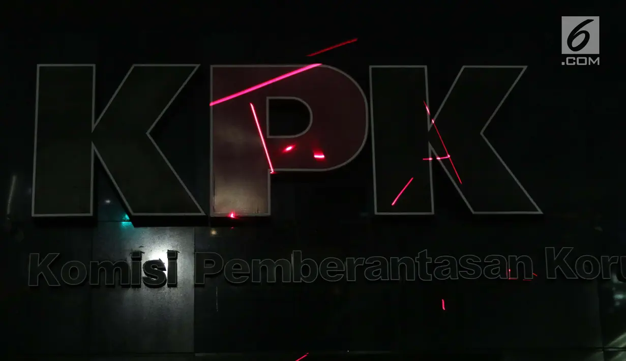 Massa yang tergabung dalam Aliansi Masyarakat Sipil Anti Korupsi mencoret lambang KPK dengan sinar laser sebagai simbol kematian KPK di Gedung KPK, Jakarta, Selasa (17/9/2019). Mereka menilai revisi UU KPK adalah upaya pelemahan institusi anti rasuah di Indonesia. (Liputan6.com/Helmi Fithriansyah)