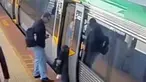 pria ini terjebak di kereta