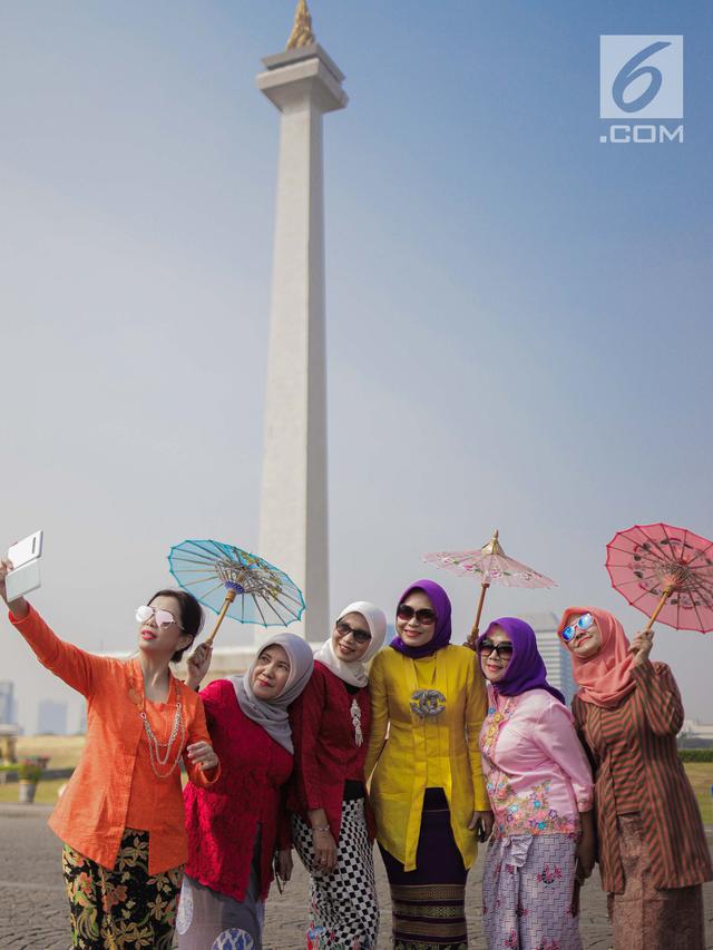 Puluhan Wanita Ikuti Kampanye Gerakan Selasa Berkebaya