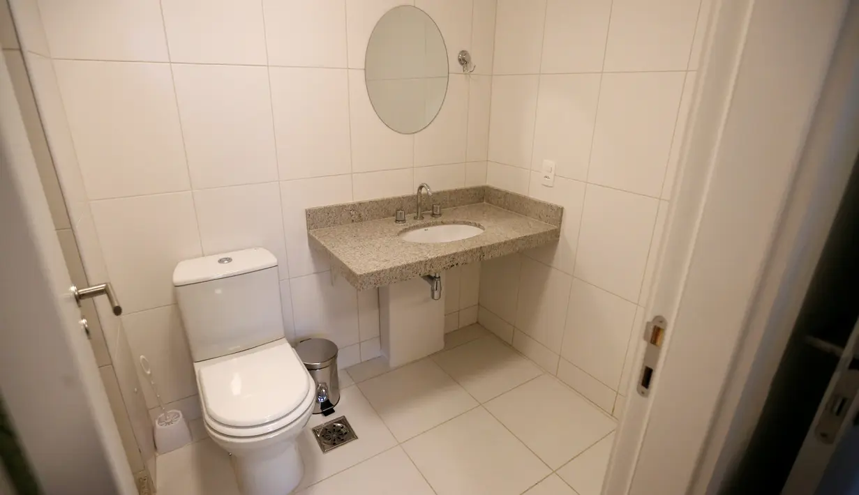 Suasana ruang toilet di apartemen Olympic Village di Rio de Janeiro, Brasil (23/6). Brasil telah menyiapkan tempat penginapan mewah untuk para atlet selama mengikuti Olimpiade Brasil 2016. (REUTERS/Sergio Moraes)