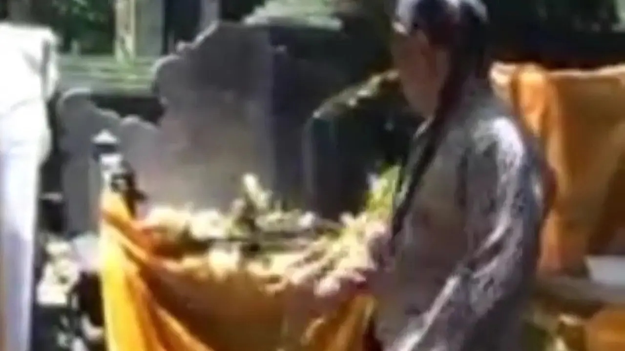 Seorang pemuda merusak sesajen  di salah satu pura di kawasan Taman Nasional Alas Purwo. (Istimewa).