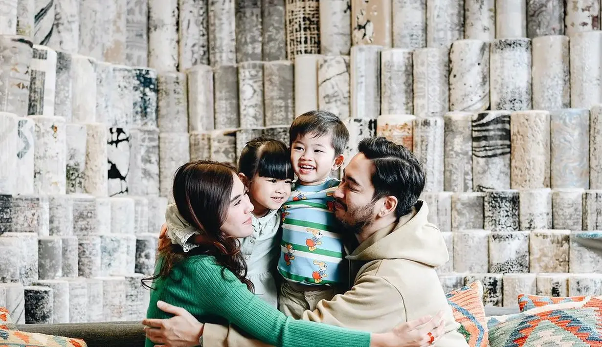 OOTD keluarga bahagia ala Syahnaz Sadiqah mengenakan outfit kasual. Ia sendiri tampil dengan sweater hijau dan celana jeans. [Foto: Instagram/syahnazs]