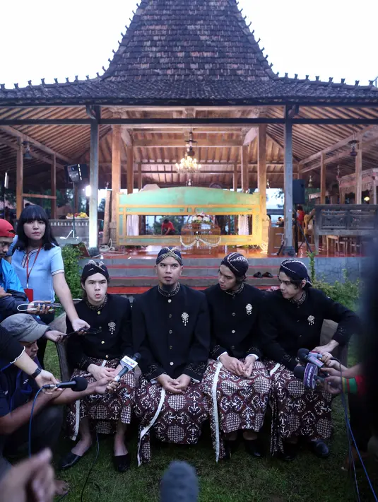 "Dipelihara dari Al, El, dan Dul, saat mereka 7 bulan. Ini adalah tanda anak kami Ahmad Syailendra Airlangga sudah berusia 7 bulan, berhak turun tanah. Ini adalah anak keempat saya yang laki-laki," ujar Dhani. (Nurwahyunan/Bintang.com)