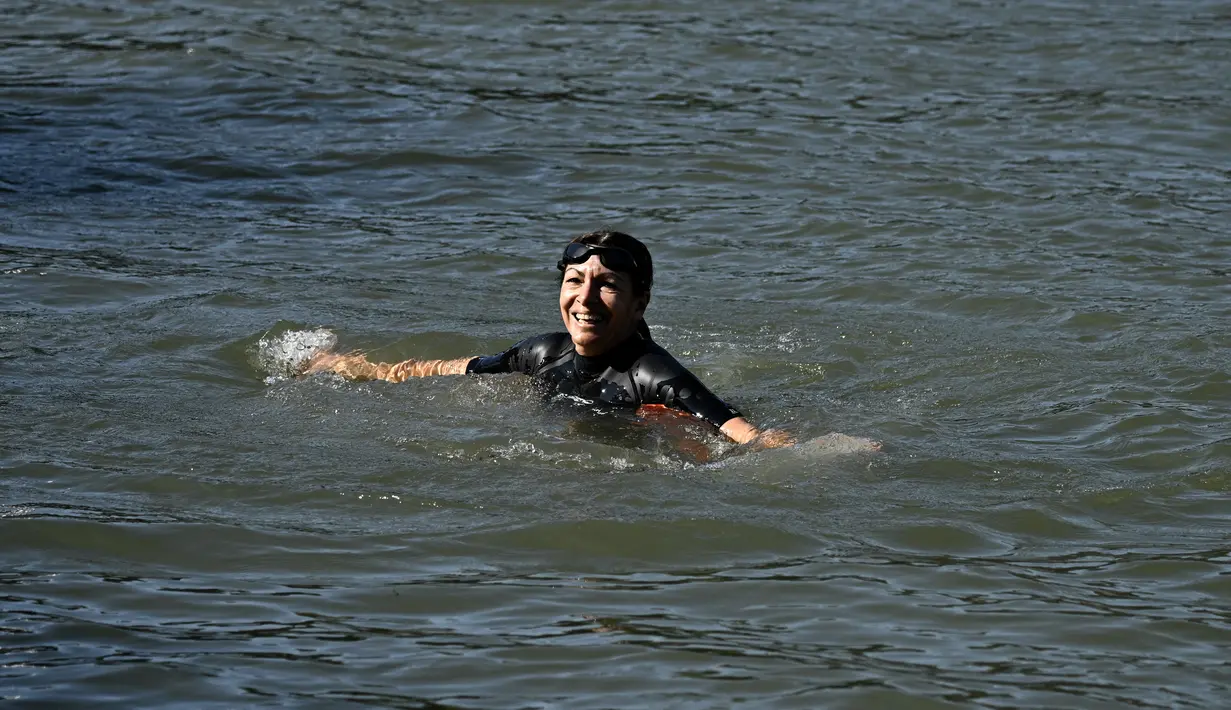 Pemimpin kota berusia 65 tahun itu berenang untuk meyakinkan publik bahwa air sungai cukup bersih untuk renang luar ruangan pada Olimpiade Paris 2024. (JULIEN DE ROSA / AFP)
