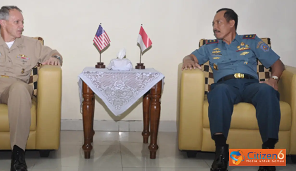 Citizen6, Surabaya: Dankobangdikal Laksama Muda TNI Djoko Teguh Wahojo, menerima kunjungan Komandan Kapal Selam Grup 7 RDML, Philip Sawyer di gedung Kihadjar Dewantara, Bumimoro Kobangdikal, Surabaya, Kamis (8/8). (Pengirim: Penkobangdikal).