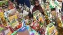 Pedagang menjual parsel di kawasan Cikini, Jakarta, Rabu (6/6). Menjelang Hari Raya Idul Fitri, penjualan parsel para pedagang dadakan tersebut meningkat hingga 50 persen. (Liputan6.com/Immanuel Antonius)