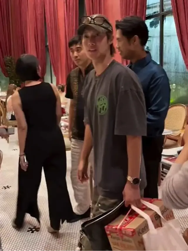 6 Potret Ricky Cuaca Bertemu Kim Hyun Joong di Jakarta, Akrab Bak Sahabat Lama