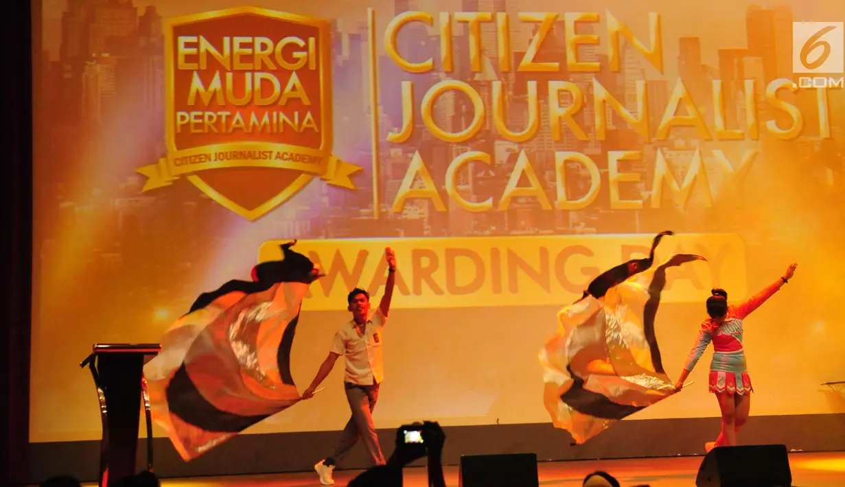 Penari membawakan tarian dalam acara awarding Citizen Journalist Academy - Energi Muda Pertamina di Jakarta, Sabtu (18/11). Acara awarding memberikan sejumlah penghargaan untuk performa kerja dan hasil karya para finalis. (Liputan6.com/Helmi Afandi)