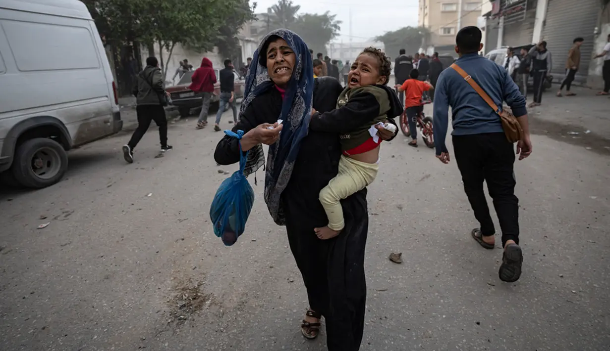 Sementara itu, dua warga Palestina tewas dalam bentrokan dengan tentara Israel di kota-kota Tepi Barat, seperti Hebron dan Bethlehem, kata Kementerian Kesehatan Palestina pada Rabu. (AP Photo/Fatima Shbair)