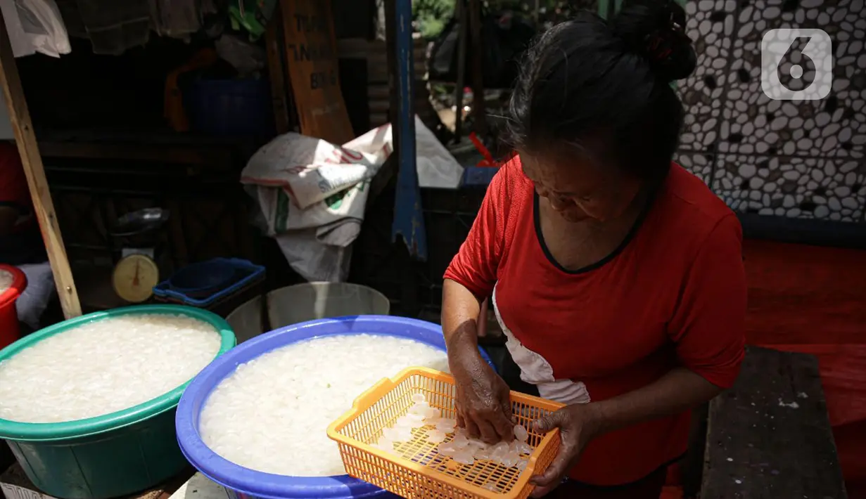 Pedagang menyortir kolang-kaling untuk dijual di kawasan Tanah Abang (13/4/2021). Selama Ramadan buah kolang-kaling selalu diburu oleh masyarakat. Tak heran jika pedagang musiman selalu bermunculan saat bulan suci tersebut. (Liputan6.com/Faizal Fanani)