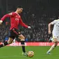 Striker Manchester United atau MU Cristiano Ronaldo mengontrol bola dalam pertandingan Liga Inggris melawan Leeds United di Stadion Elland Road, Minggu (20/2/2022). Paul ELLIS / AFP