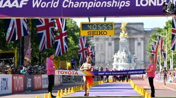 Ines Henriques dari Portugal berada di garis finish dalam lomba lari putri selama Kejuaraan Atletik Dunia di London, Inggris (13/8). Ines Henriques memenangkan medali emas lomba lari 50 kilometer putri. (AP Photo / Martin Meissner)