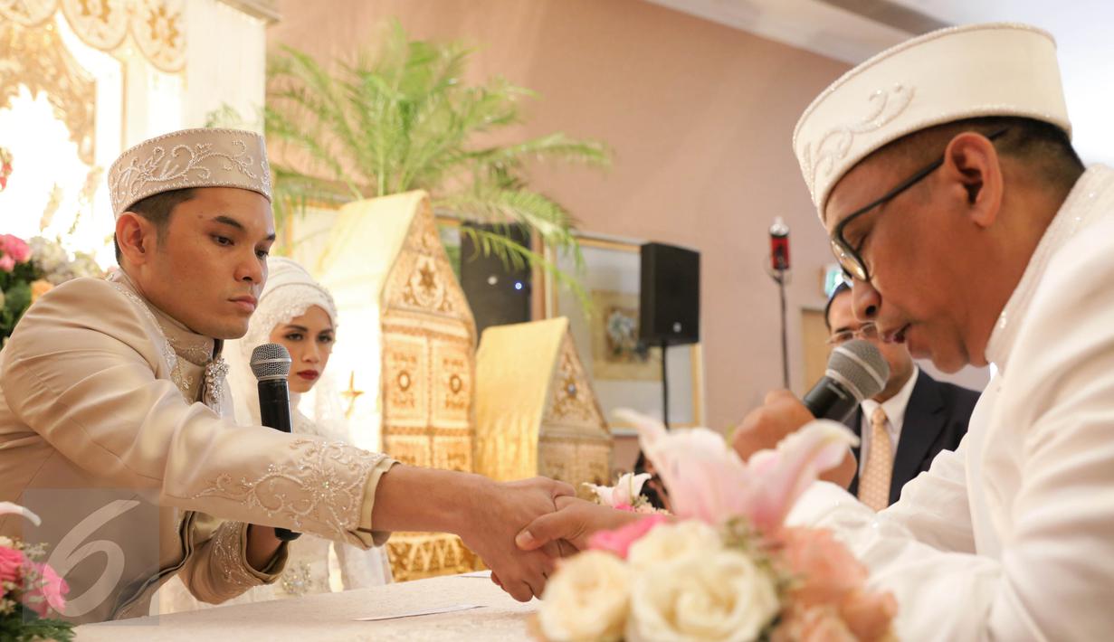 Aktor Ben Kasyafani pada saat melakukan  ijab kabul di  kawasan Mega Kuningan, Jakarta, Sabtu (30/07). Resepsi pernikahan di Grand Ballroom Ritz Carlton Hotel,Jaksel digelar pada pukul 19.00 WIB. (Liputan6.com/Herman Zakharia)