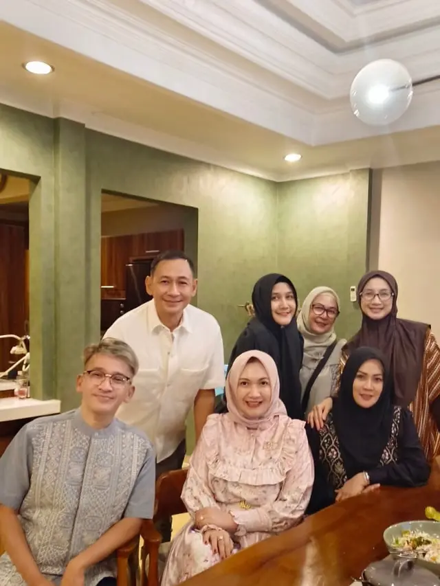 6 Potret Desy Ratnasari Halalbihalal Bareng Artis Lawas, Ruben Onsu Ikut Hadir