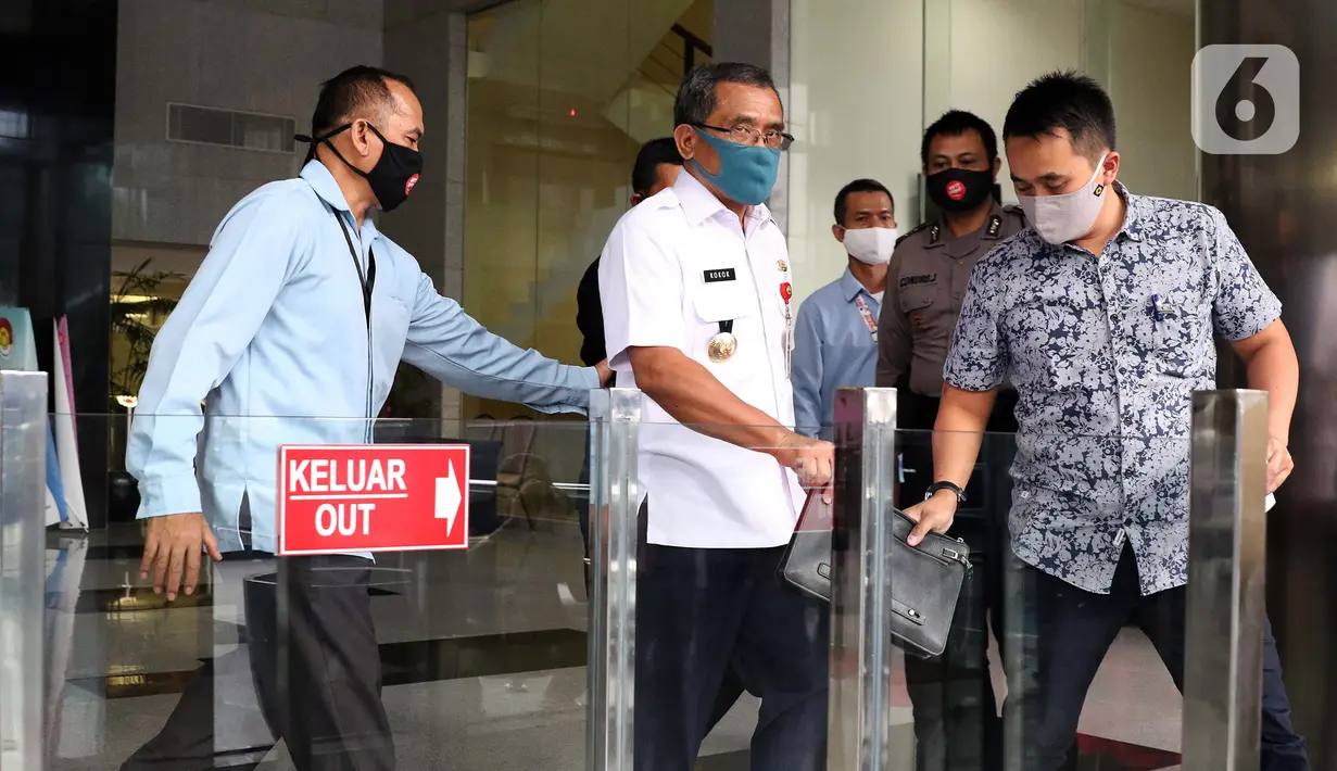 Bupati Blora, Djoko Nugroho (tengah) berjalan keluar dari gedung KPK usai menjalani pemeriksaan, Jakarta, Kamis (6/8/2020). Djoko diperiksa sebagai saksi dalam kasus dugaan suap terkait kegiatan penjualan dan pemasaran pada PT Dirgantara Indonesia Tahun 2007-2017. (Liputan6.com/Helmi Fithriansyah)
