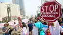 Aktivis wanita dari Jaringan Muda menggelar aksi Stop Kekerasan Seksual saat Car Free Day di Bundaran HI, Jakarta, Minggu (6/12/2015). Dalam aksinya mereka menolak kekerasan seksual dan stop perkosaan. (Liputan6.com/Faizal Fanani)