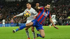 Striker Manchester United, Alexis Sanchez berebut bola dengan bek Crystal Palace James Tomkins saat pertandingan Liga Inggris di Selhurst Park, London (5/3). MU berhasil meraih kemanangan 3-2 dikandang Crystal Palace. (AFP Photo/Glyn Kirk)