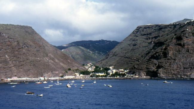 Jamestown, ibukota pulau St. Helena di lepas pantai Afrika. Pulau itu pernah menjadi tempat pembuangan Napoleon Bonaparte hingga meninggal di sana. (Sumber Wikimedia Commons)