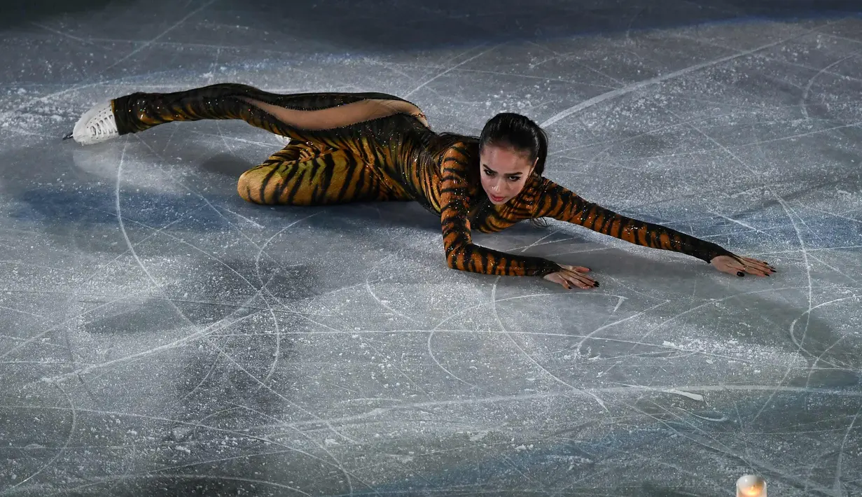 Aksi atlet Alina Zagitova saat melakukan pertunjukan gala skating di Gangneung Oval di Gangneung (25/2). Alina tampil seksi dengan kostum macan saat berada di arena ice skating.  (AFP Photo/Aris Messinis)