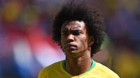 7. Willian (Brasil) - Sejak akhir musim lalu gelandang Chelsea ini sudah dikaitkan dengan Manchester United. Mahar besar diminta oleh The Blues jika kompetitornya di Premier League itu ingin mendapatkan sang winger. (AFP/Oli Scarff)